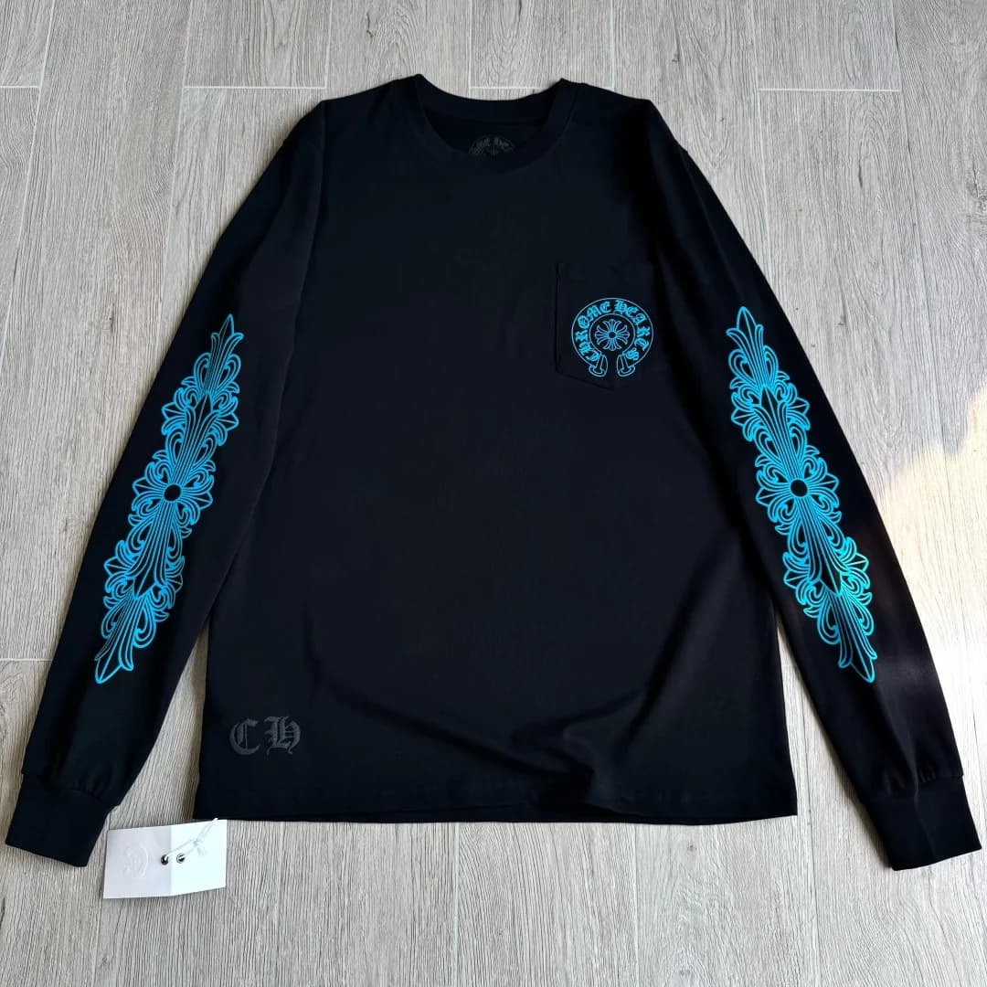 Черный лонгслив Chrome Hearts с синим принтом, вид спереди