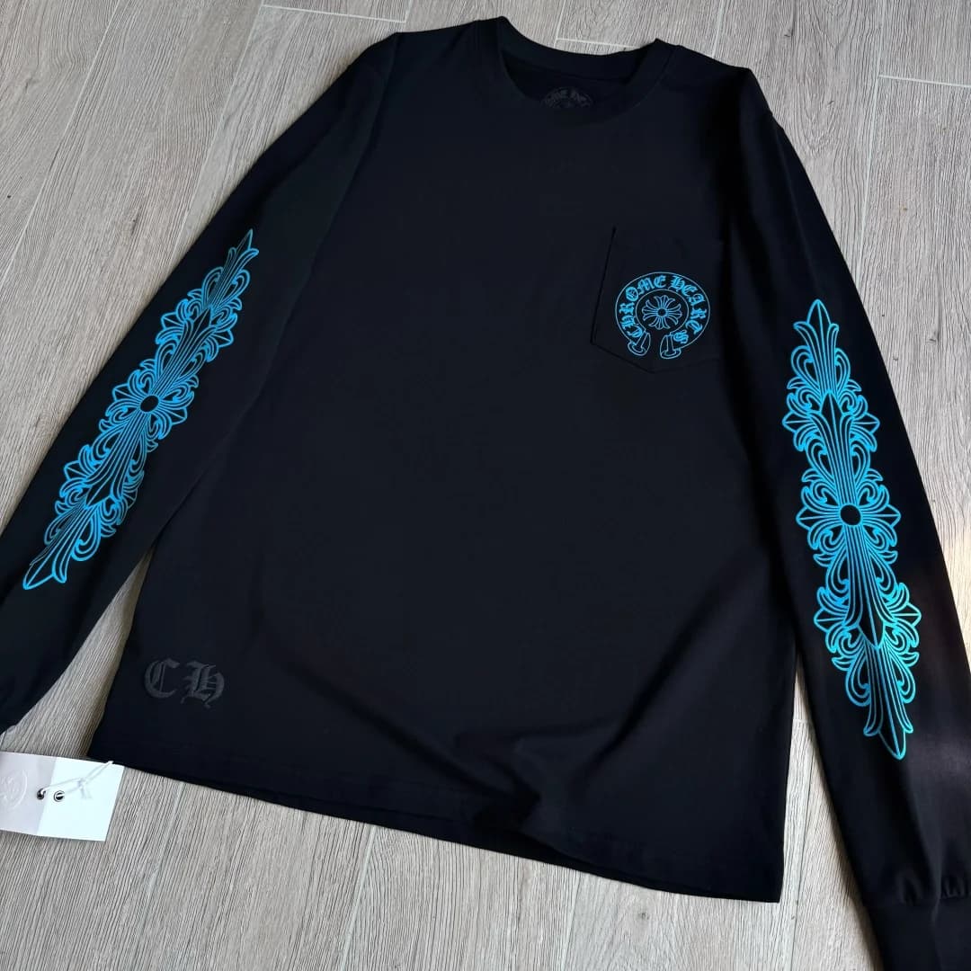 Черный лонгслив Chrome Hearts с синим принтом под углом