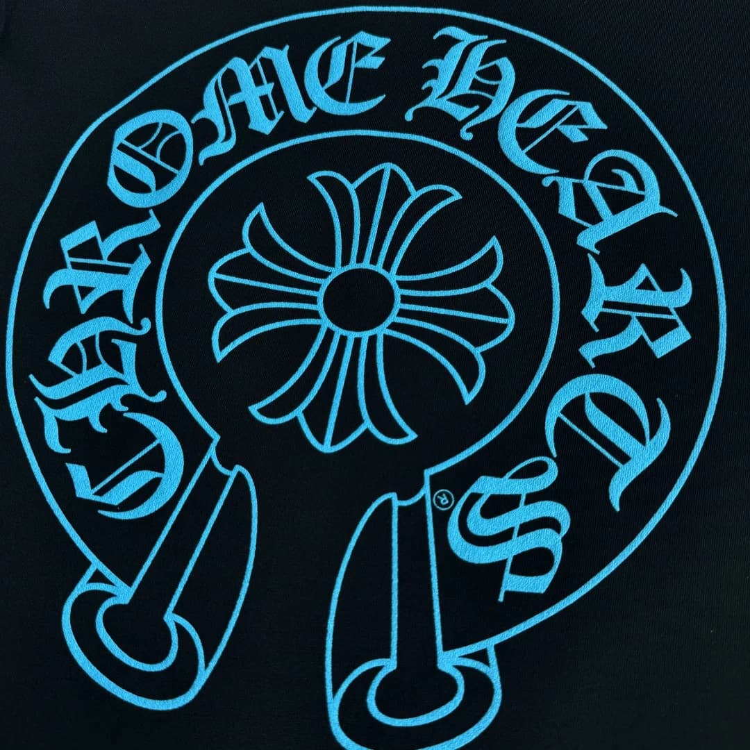 Крупный план синего принта с подковой Chrome Hearts