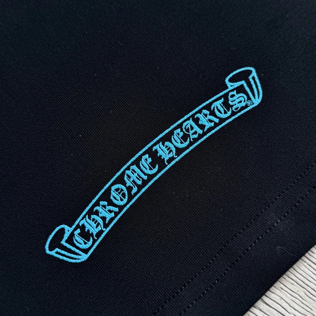 Принт с названием бренда Chrome Hearts внизу изделия