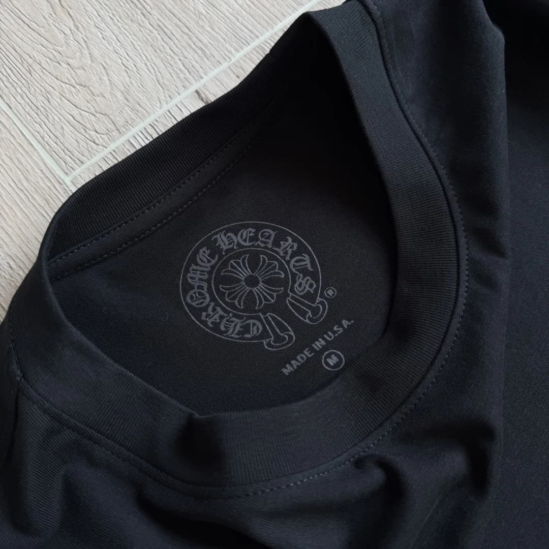 Воротник лонгслива Chrome Hearts с внутренней маркировкой