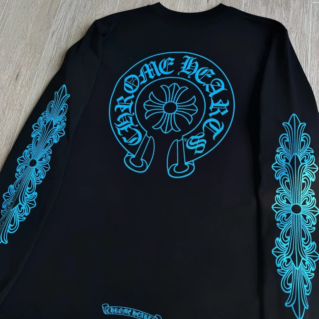 Вид со спины лонгслива Chrome Hearts на ровной поверхности