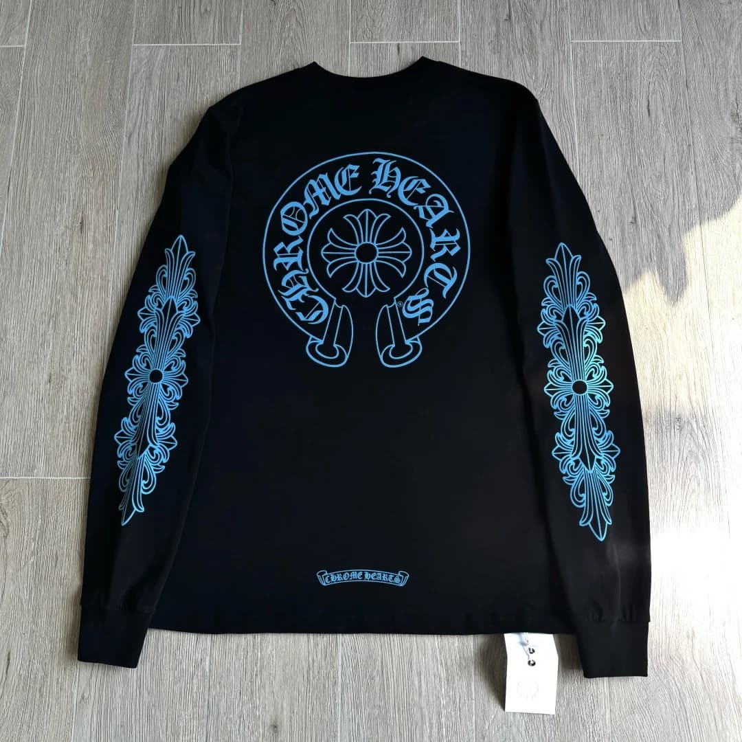 Черный лонгслив Chrome Hearts с синим принтом, вид со спины