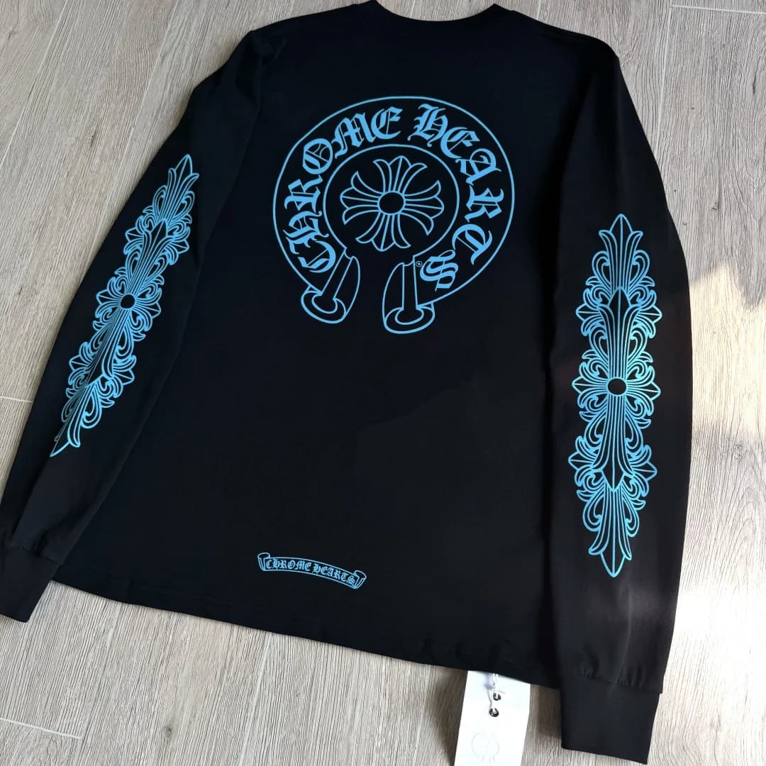 Черный лонгслив Chrome Hearts с синим принтом на спине под углом