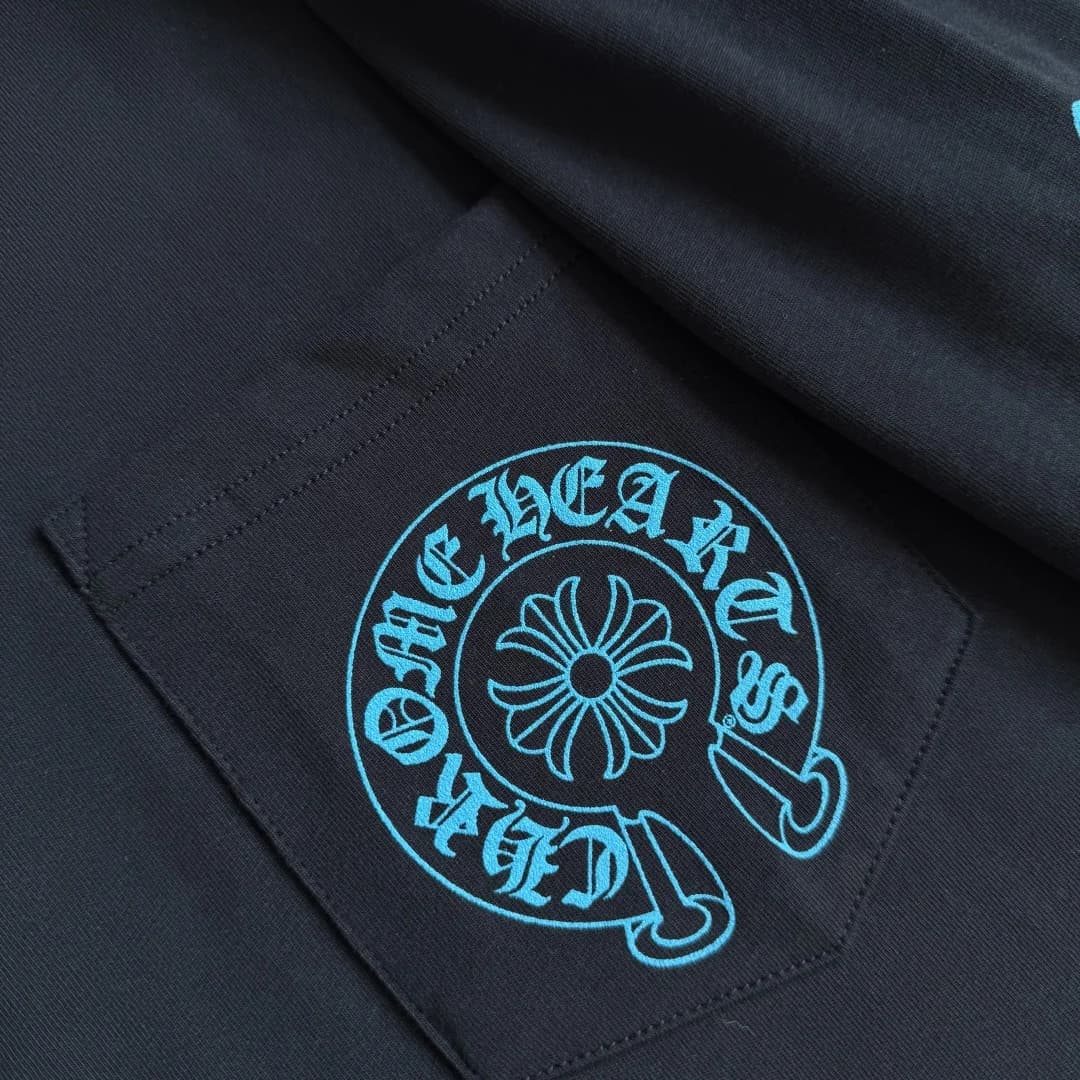 Крупный план накладного кармана с синим принтом Chrome Hearts