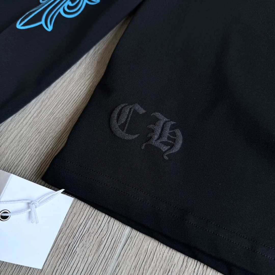 Нижний край лонгслива Chrome Hearts с вышивкой CH