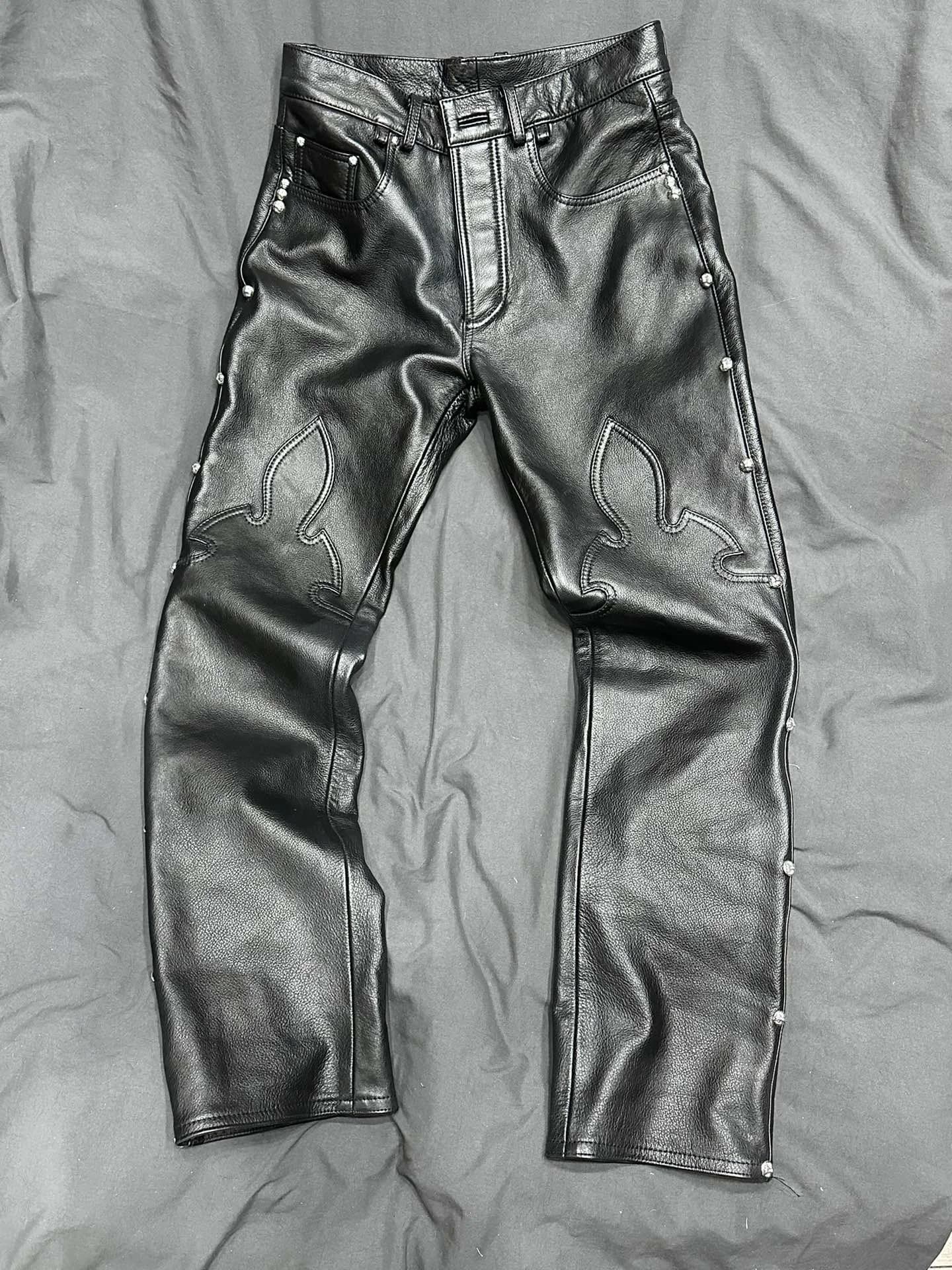 Черные кожаные брюки Chrome Hearts, вид спереди