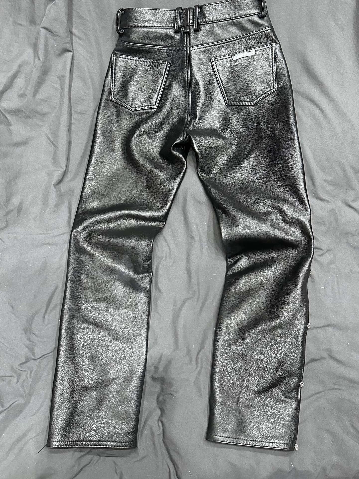 Черные кожаные брюки Chrome Hearts, вид сзади