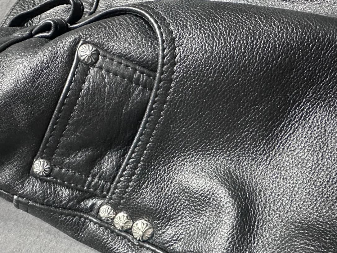 Карман кожаных брюк Chrome Hearts с серебряными заклепками