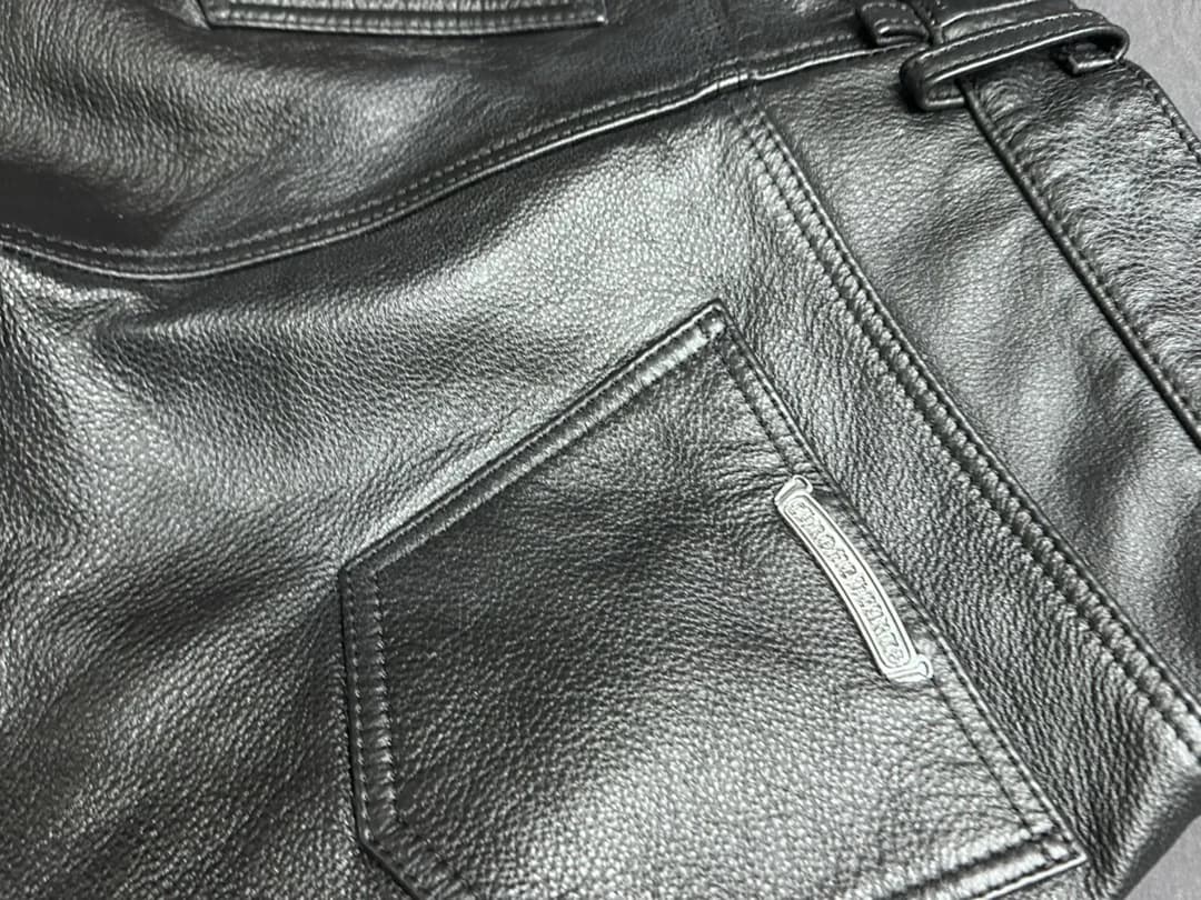 Задний карман кожаных брюк Chrome Hearts с серебряной пластиной бренда