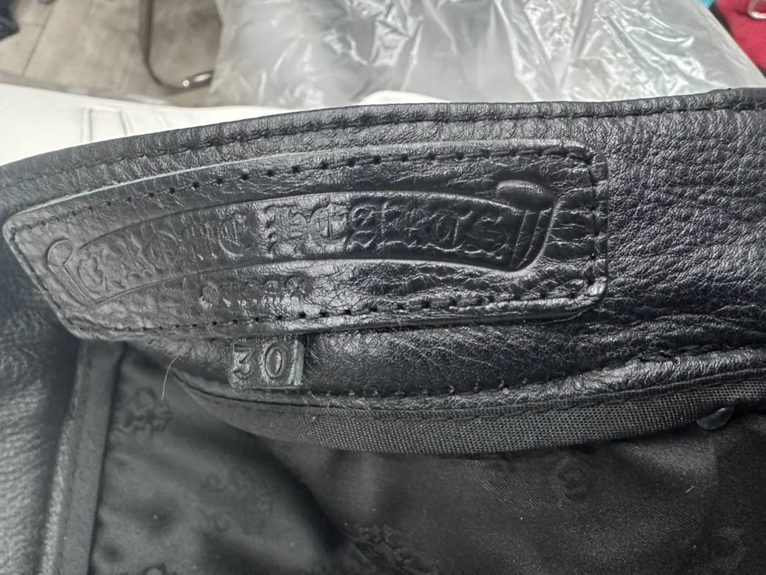 Кожаный патч с тиснением Chrome Hearts на поясе брюк