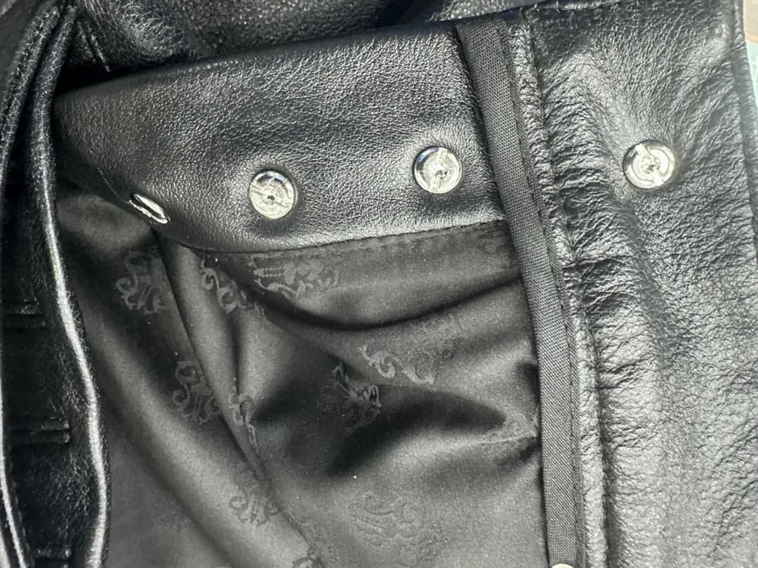 Внутренняя сторона пояса и подкладка кожаных брюк Chrome Hearts