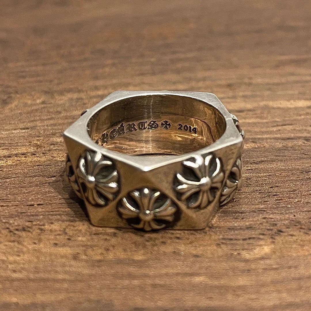 Серебряное кольцо Chrome Hearts Pentagon с гравировкой внутри, вид спереди