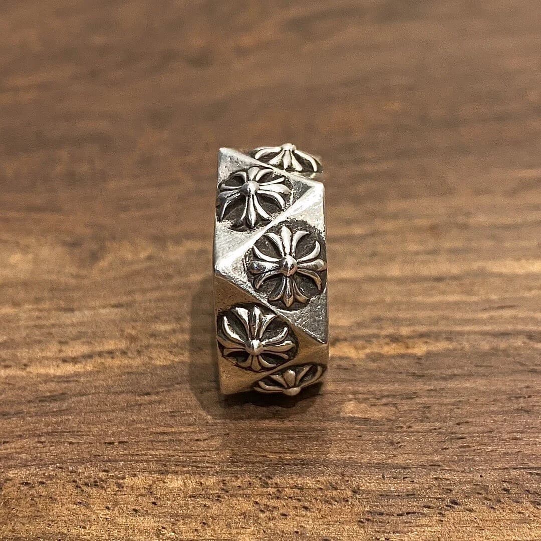 Боковой ракурс кольца Chrome Hearts Pentagon с рельефными крестами