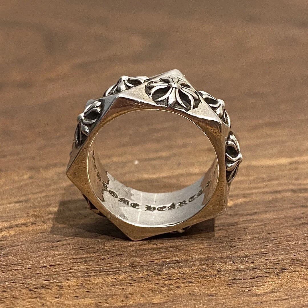 Кольцо Chrome Hearts Pentagon, вид на гранёную форму и гравировку