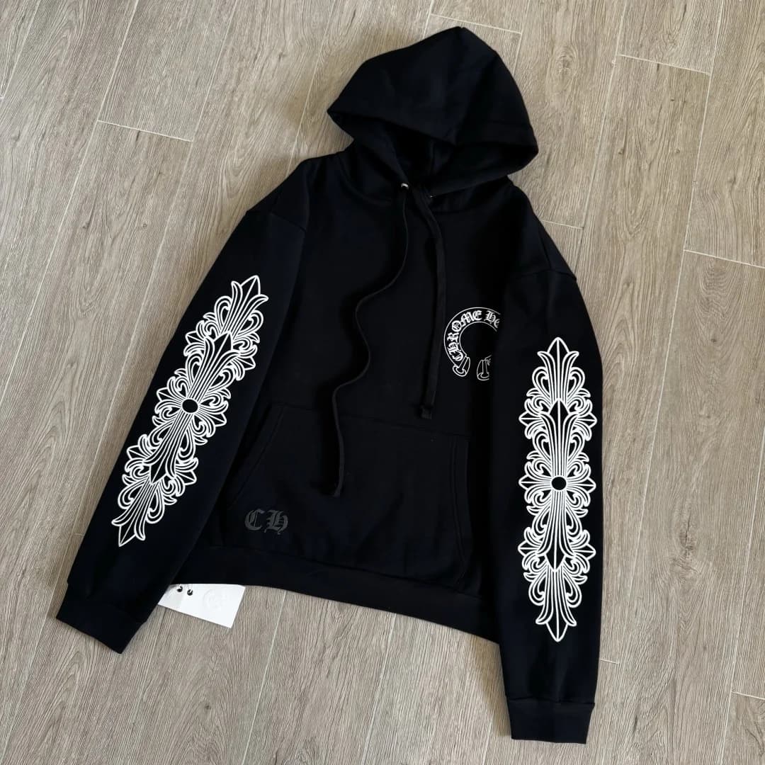 Черное худи Chrome Hearts с принтом подковы, вид спереди под углом