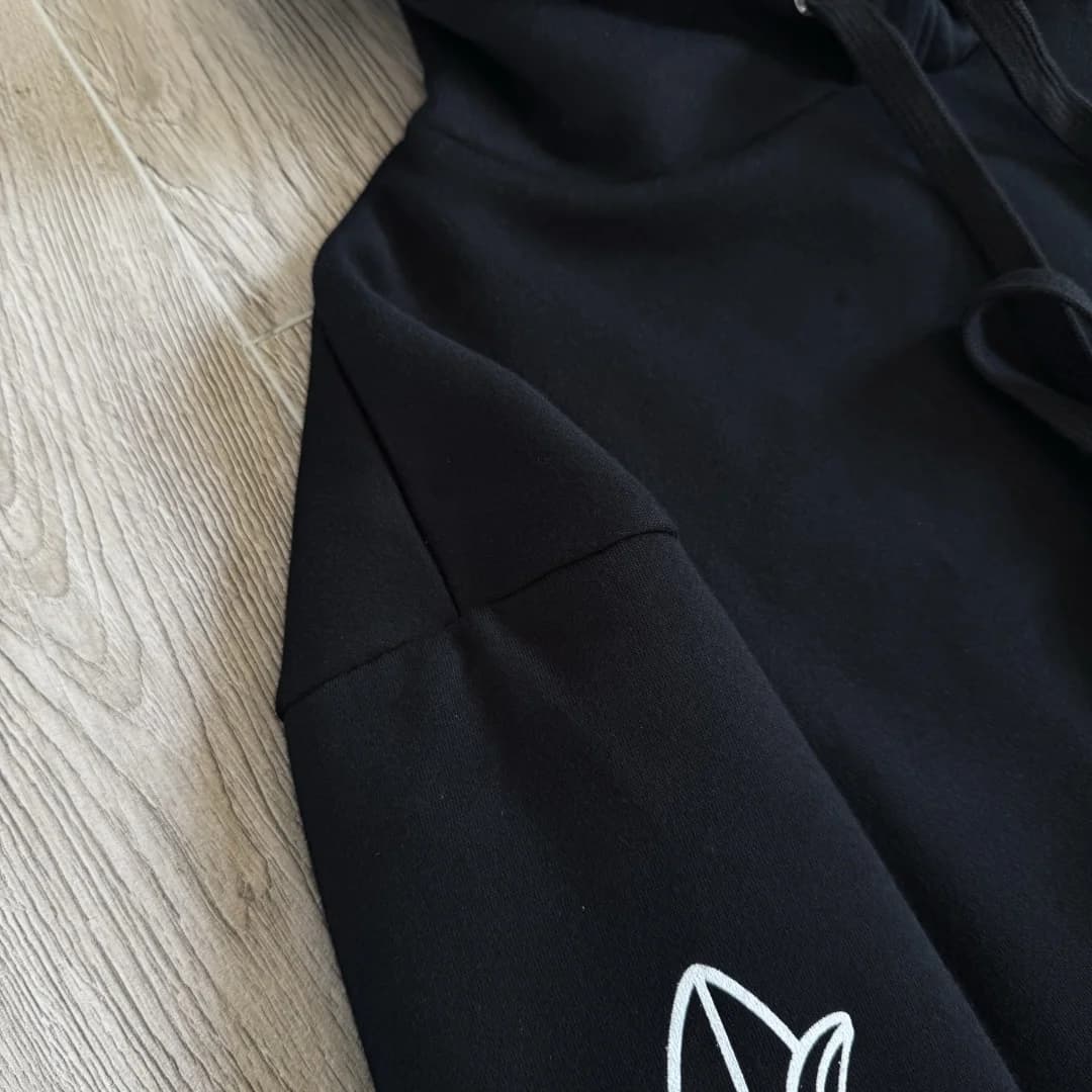 Деталь плечевого шва худи Chrome Hearts