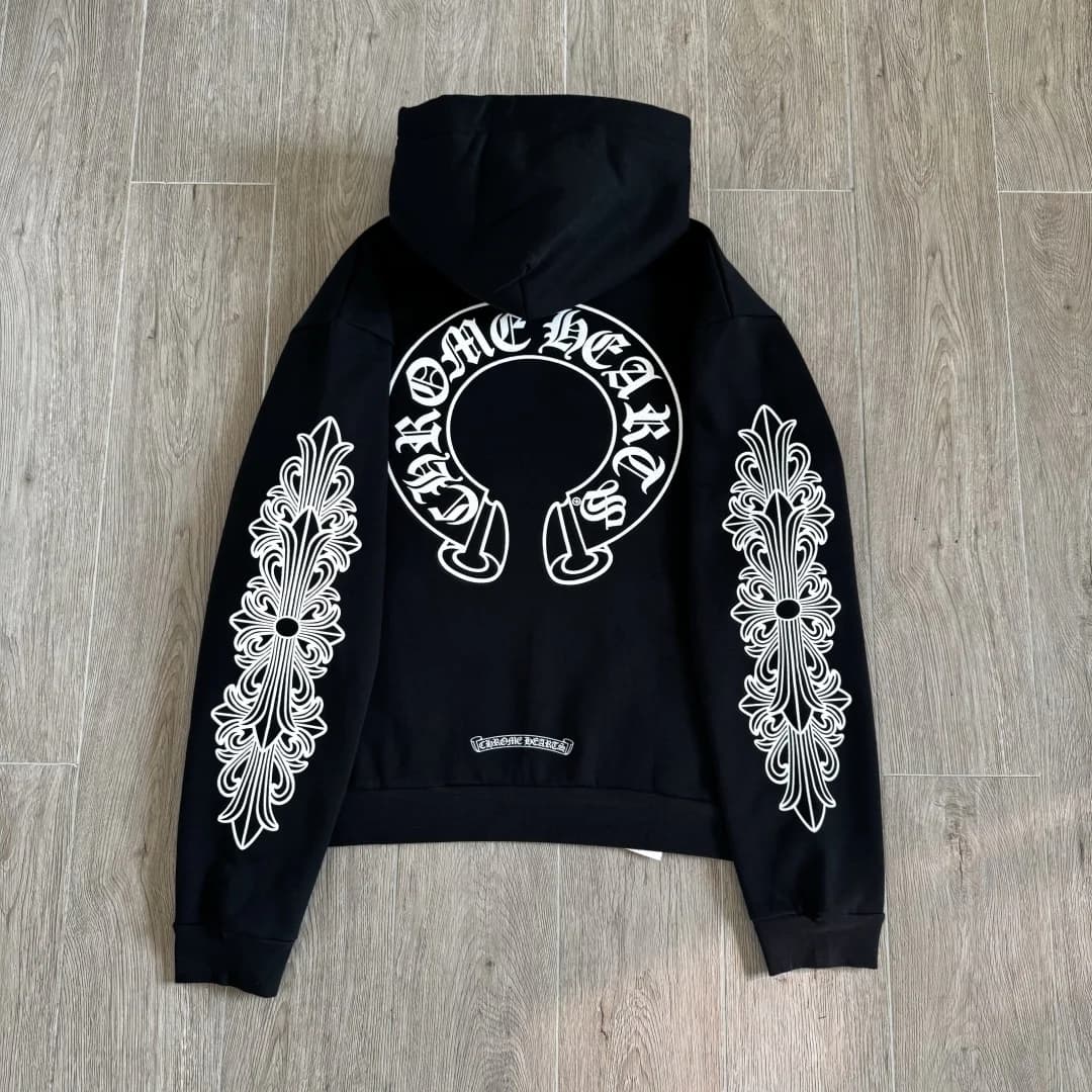 Черное худи Chrome Hearts с принтом подковы, вид со спины