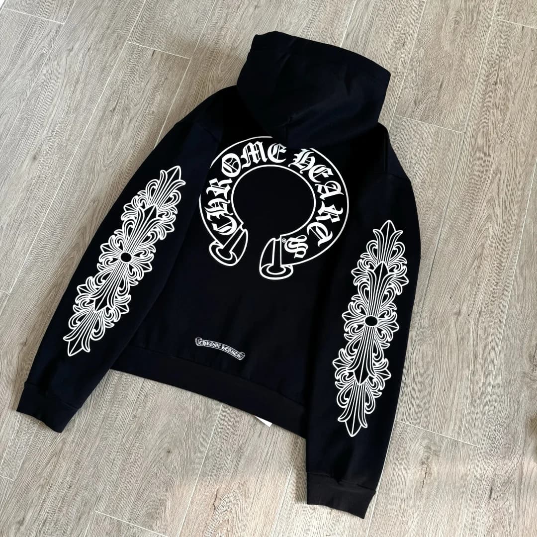 Черное худи Chrome Hearts с принтом подковы, вид со спины под углом