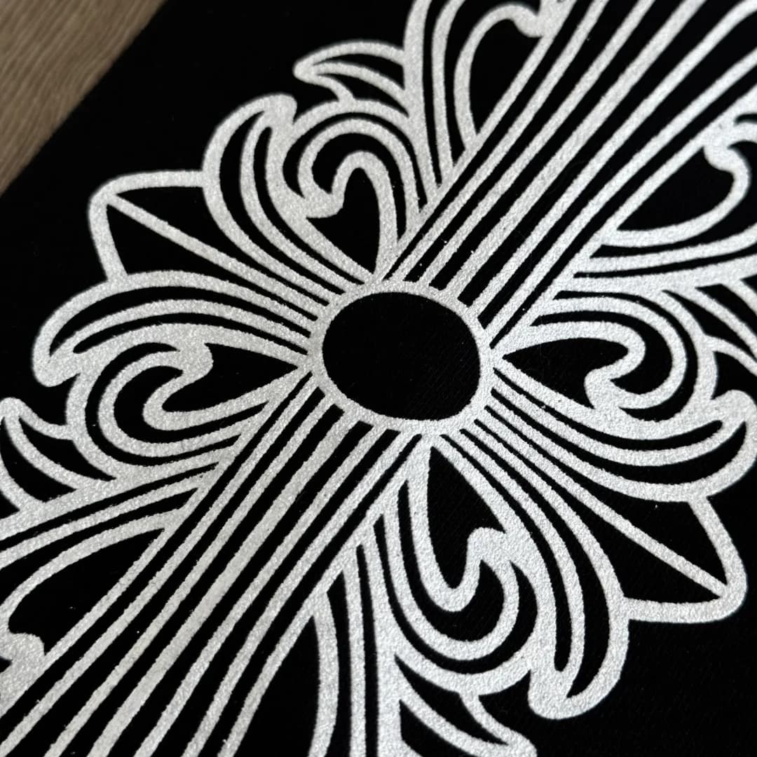 Деталь принта на рукаве худи Chrome Hearts