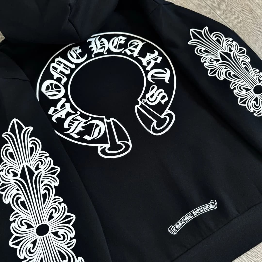 Принт на спине и рукаве худи Chrome Hearts