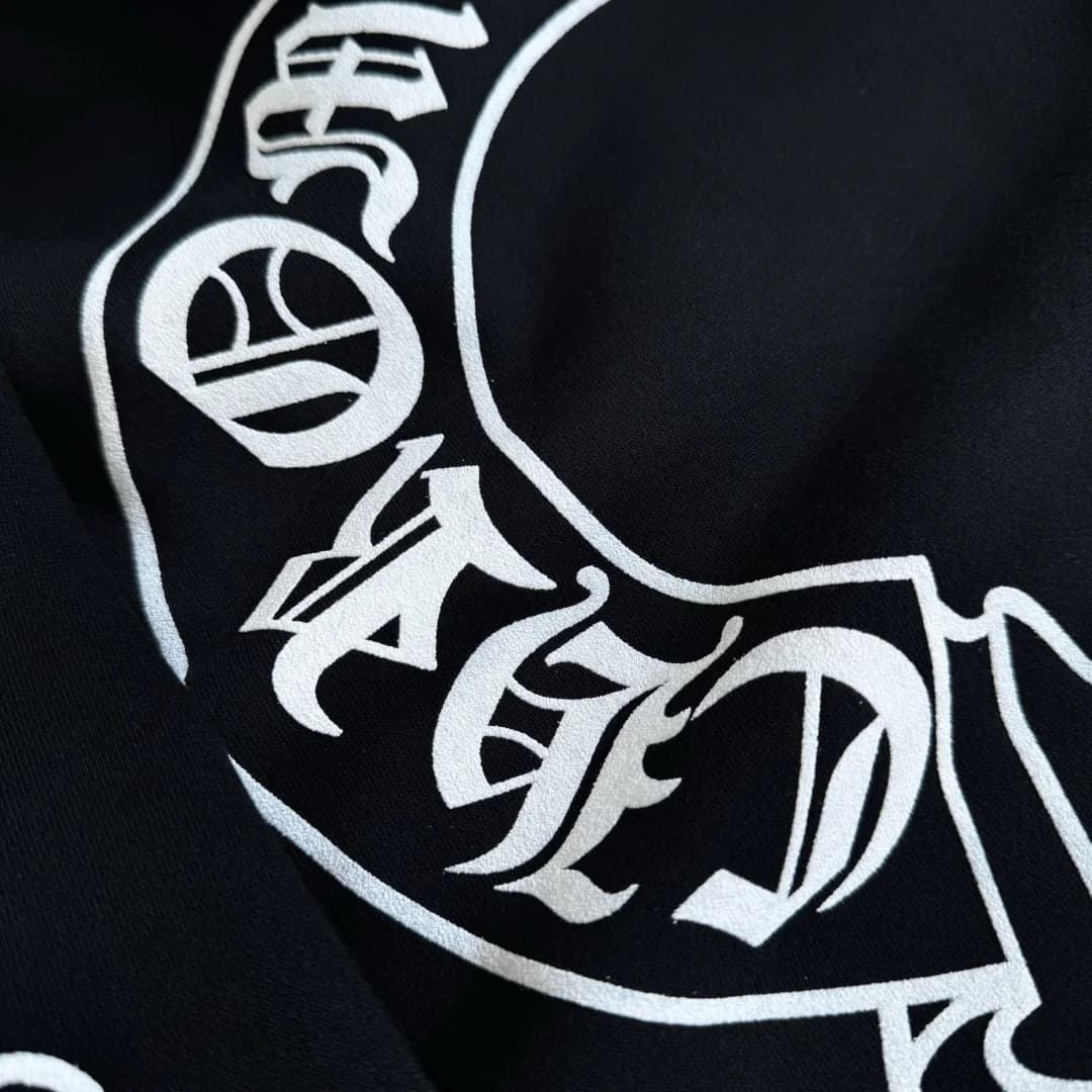 Деталь принта на худи Chrome Hearts