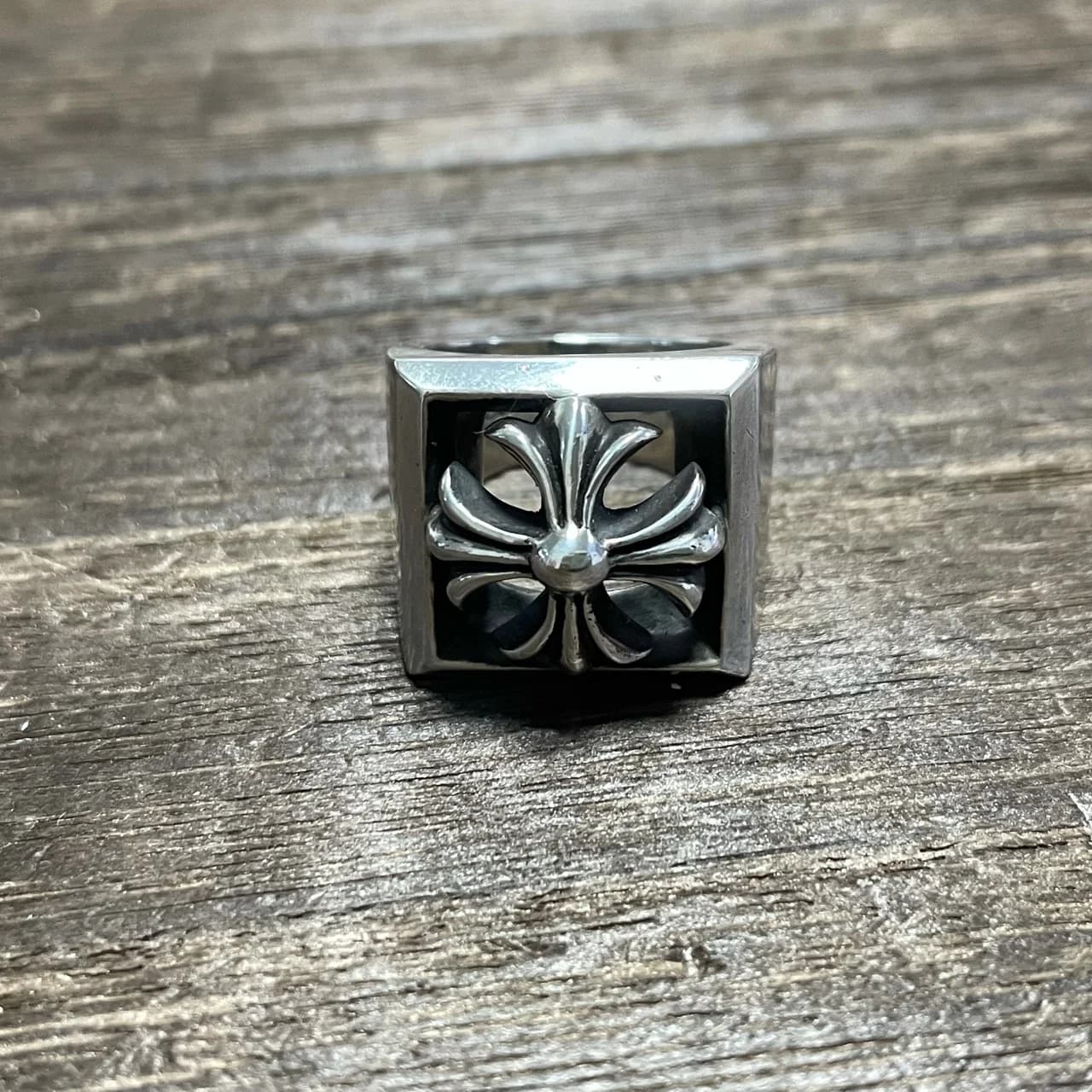 Серебряное кольцо Chrome Hearts с объемным резным крестом на квадратной площадке