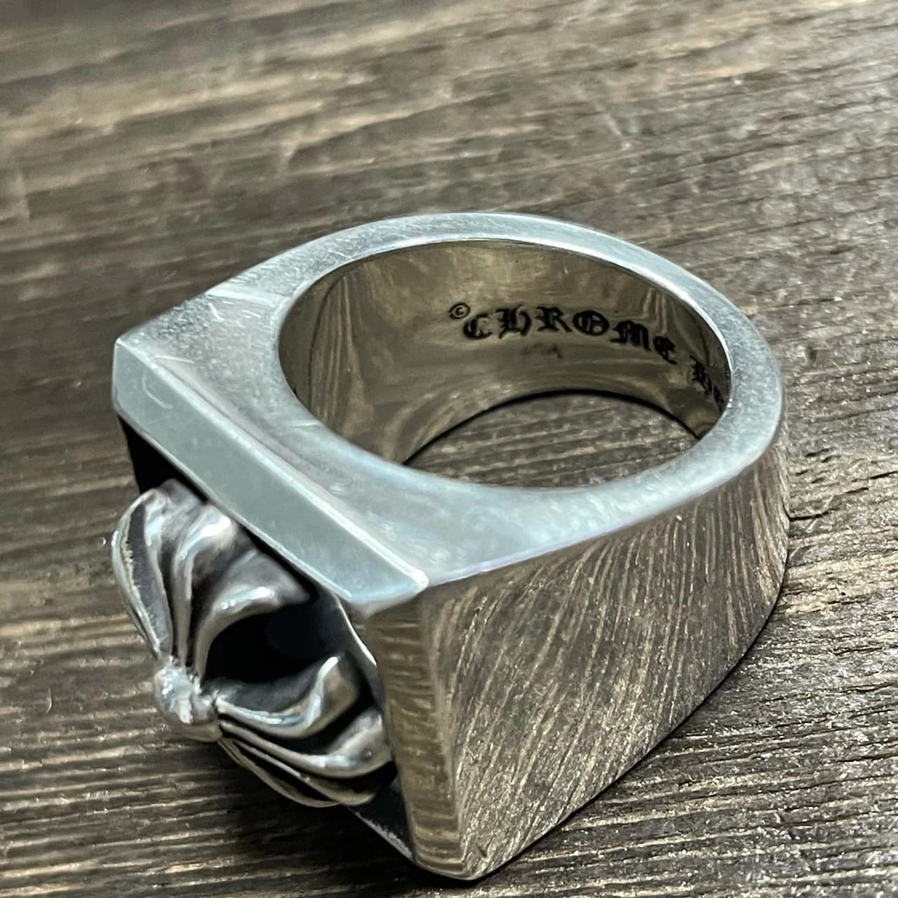 Массивное кольцо Chrome Hearts из серебра 925 пробы, вид сбоку