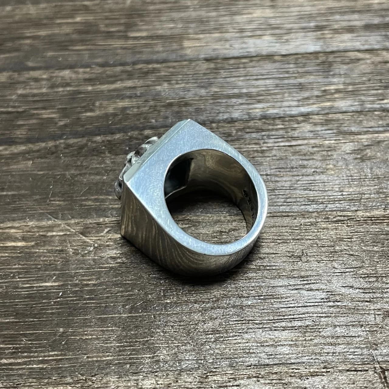 Серебряное кольцо Chrome Hearts с готическим мотивом, ракурс под углом