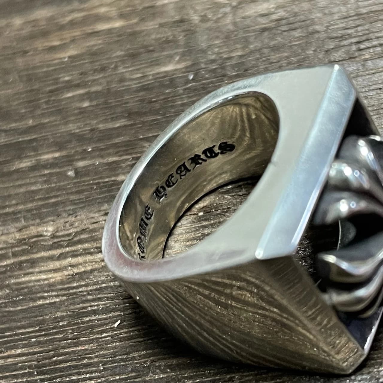 Внутренняя сторона серебряного кольца Chrome Hearts с фирменной гравировкой