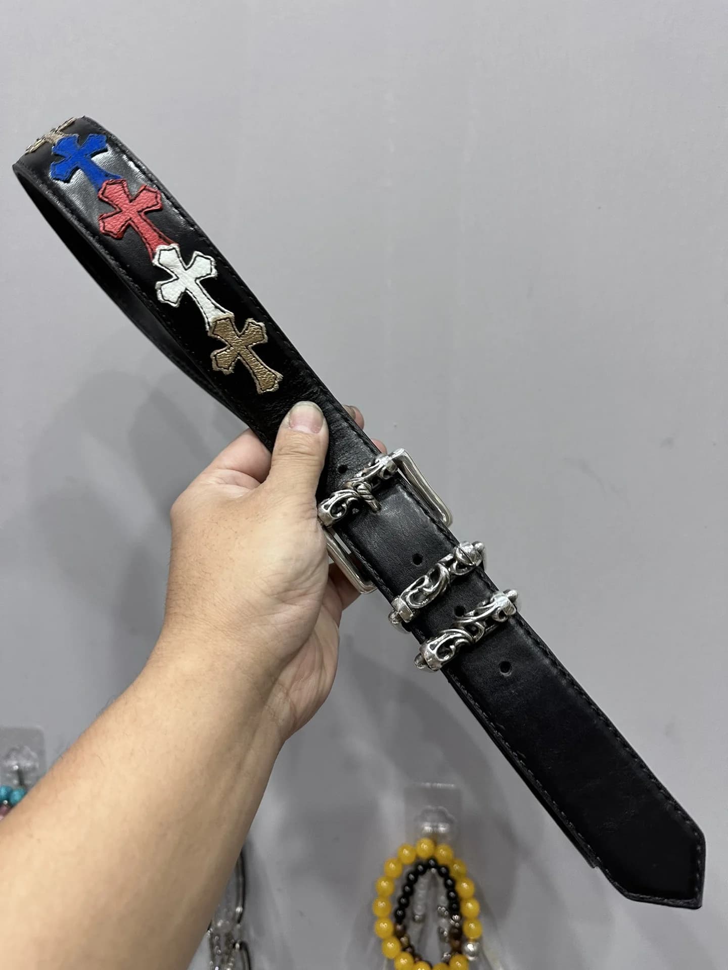 Кожаный ремень Chrome Hearts SBT Roller с разноцветными нашивками крестов