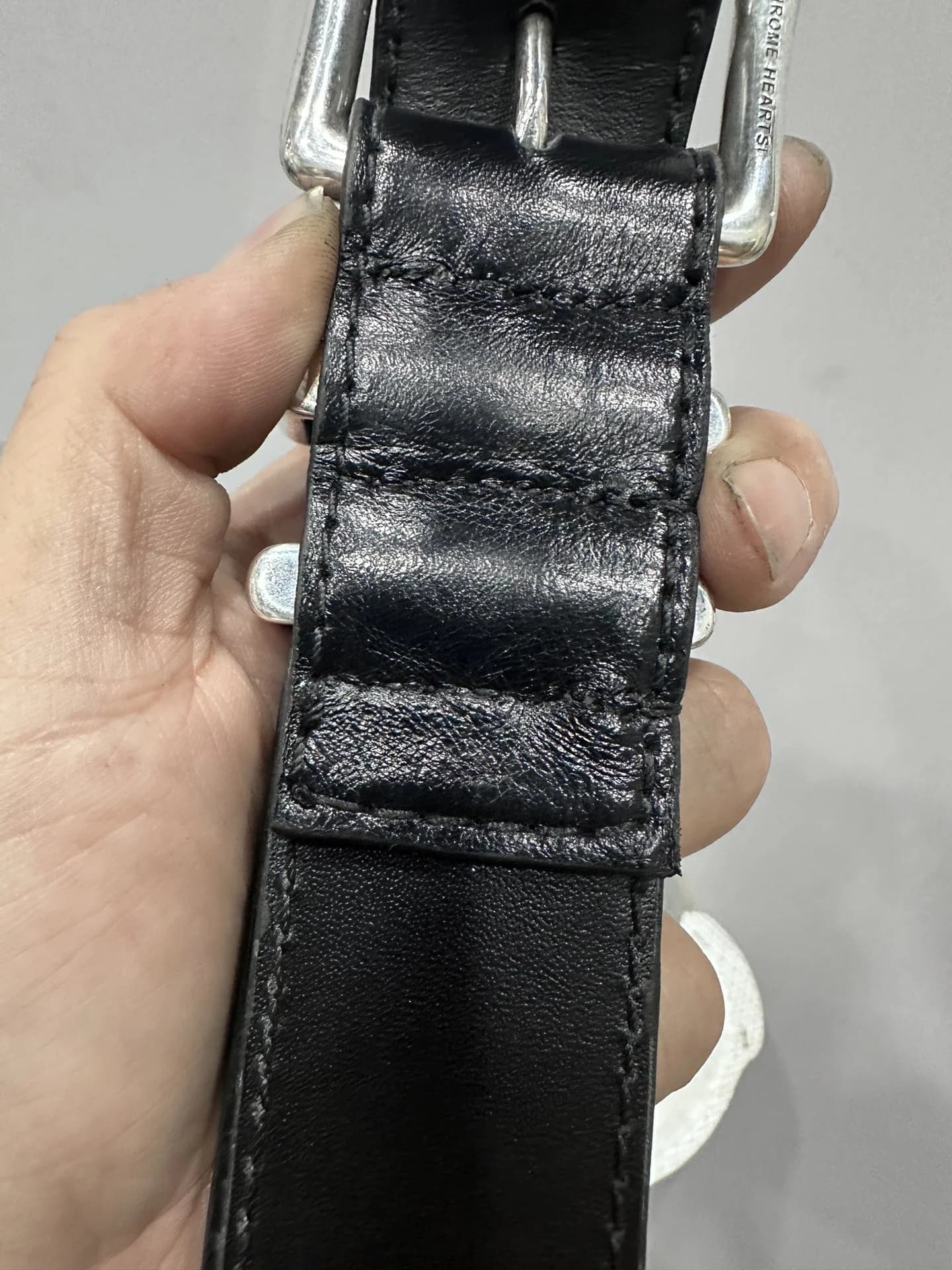 Крепление серебряной пряжки на обратной стороне ремня Chrome Hearts