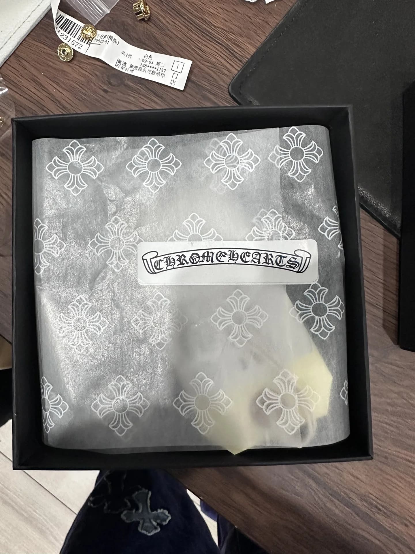 Фирменная оберточная бумага Chrome Hearts в открытой коробке