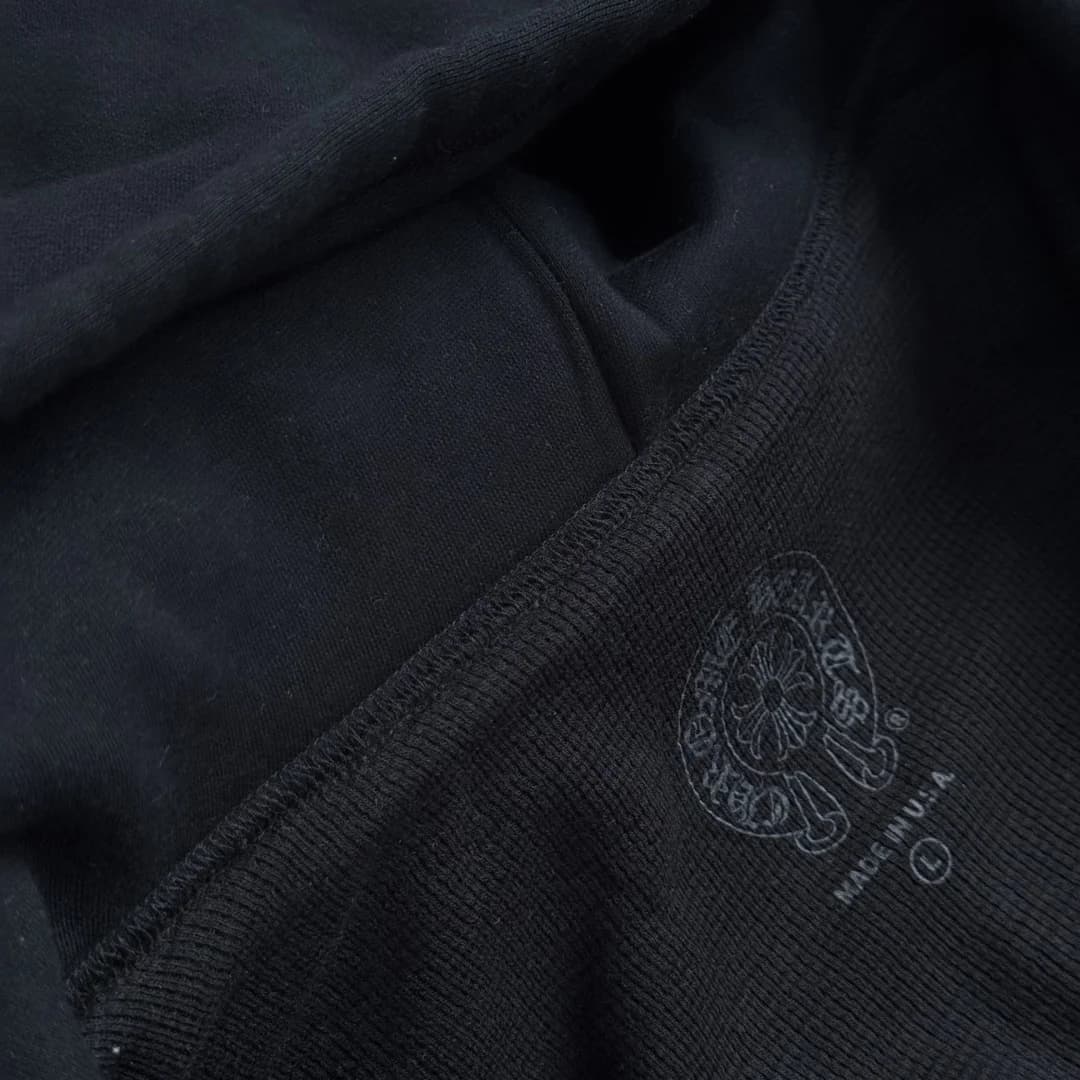Металлический пуллер молнии в виде кинжала на зип-худи Chrome Hearts