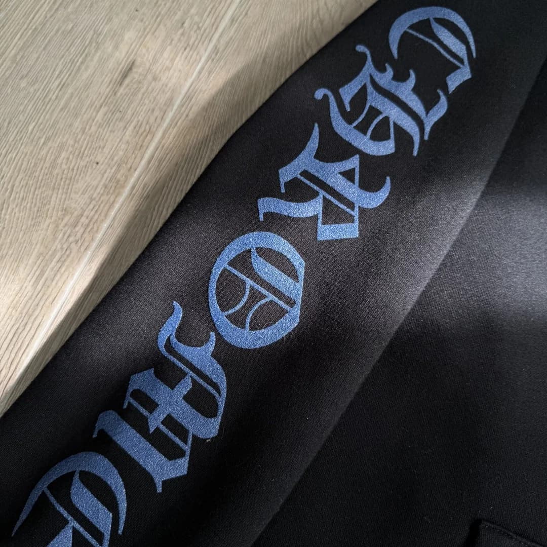 Маленький принт с логотипом Chrome Hearts на нижней кромке сзади