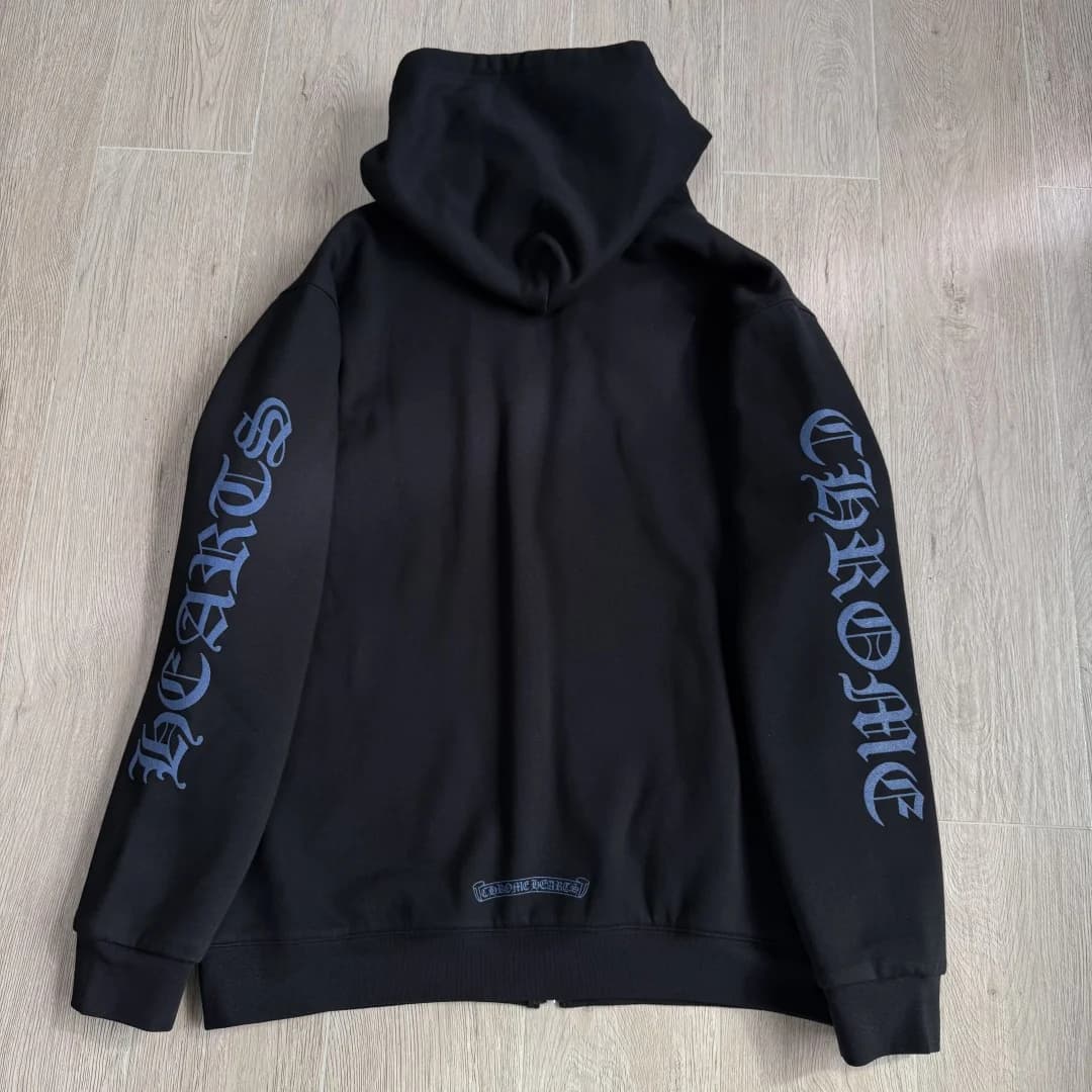 Белое зип-худи Chrome Hearts с принтом, вид сзади с логотипом-подковой