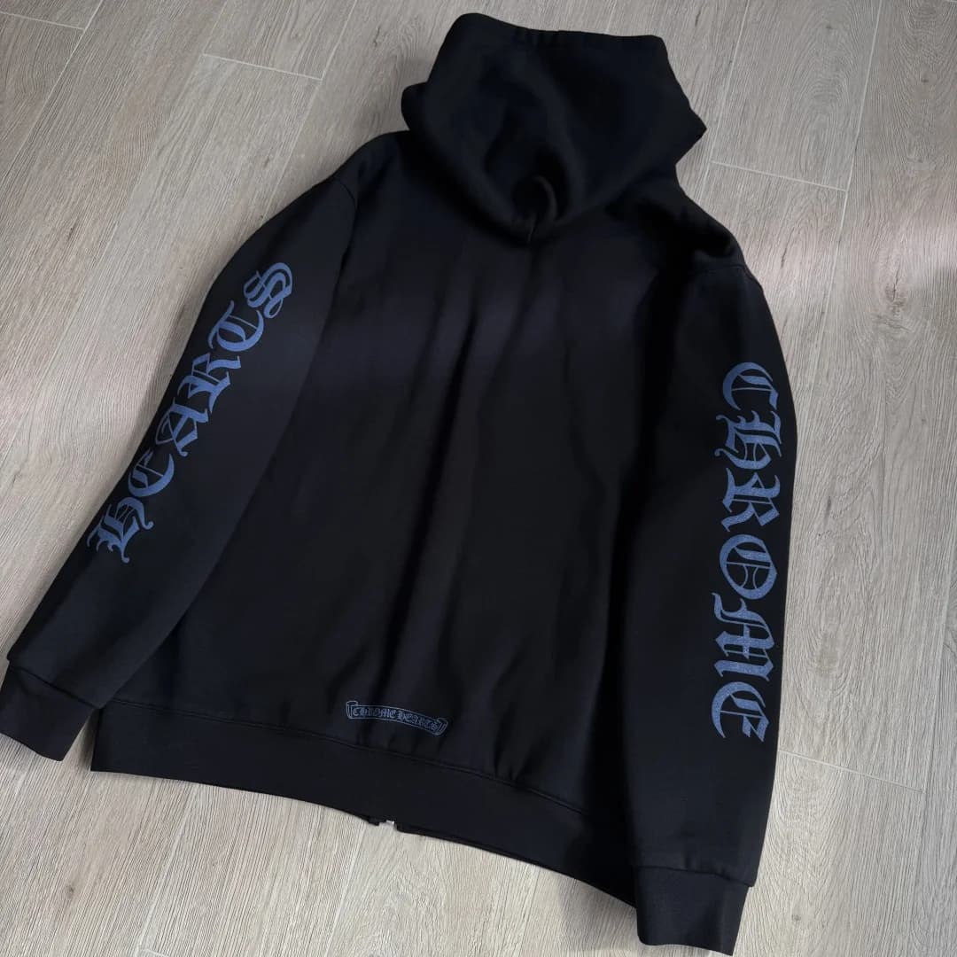 Белое зип-худи Chrome Hearts с принтом, вид сзади под углом