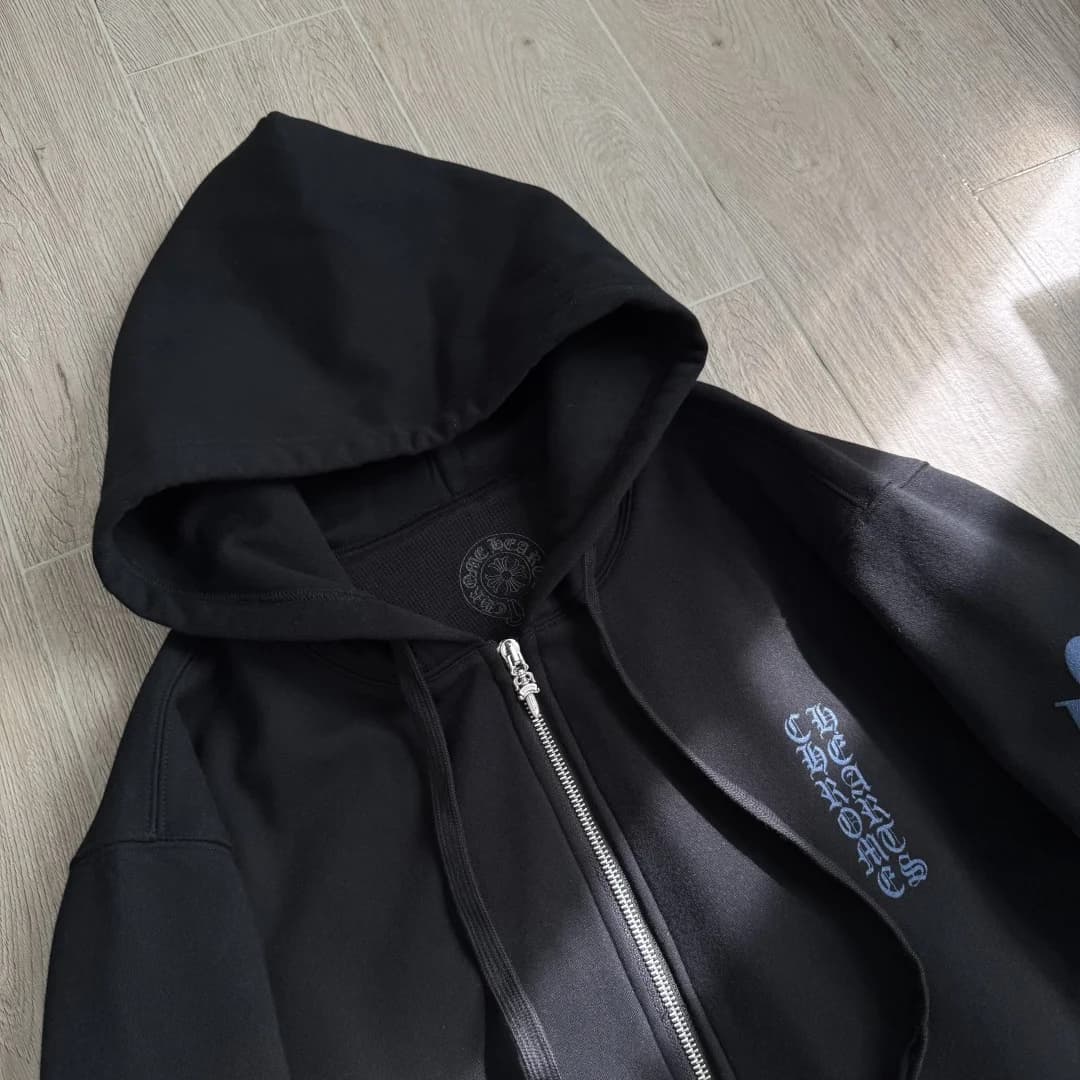 Крупный план принта в виде подковы на спине зип-худи Chrome Hearts