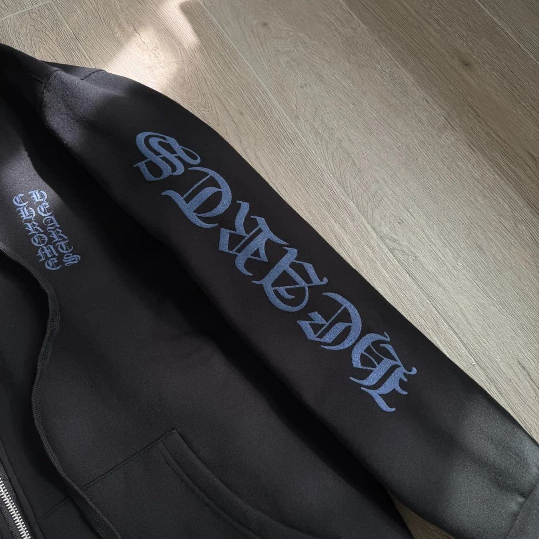Деталь принта с логотипом Chrome Hearts на спине