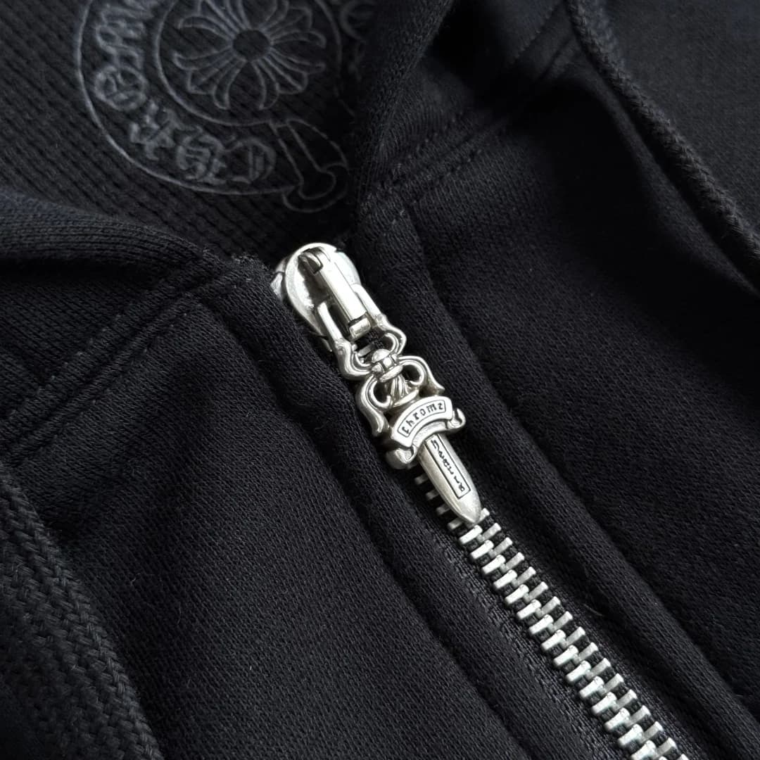 Внутренний принт с логотипом бренда и размером на зип-худи Chrome Hearts