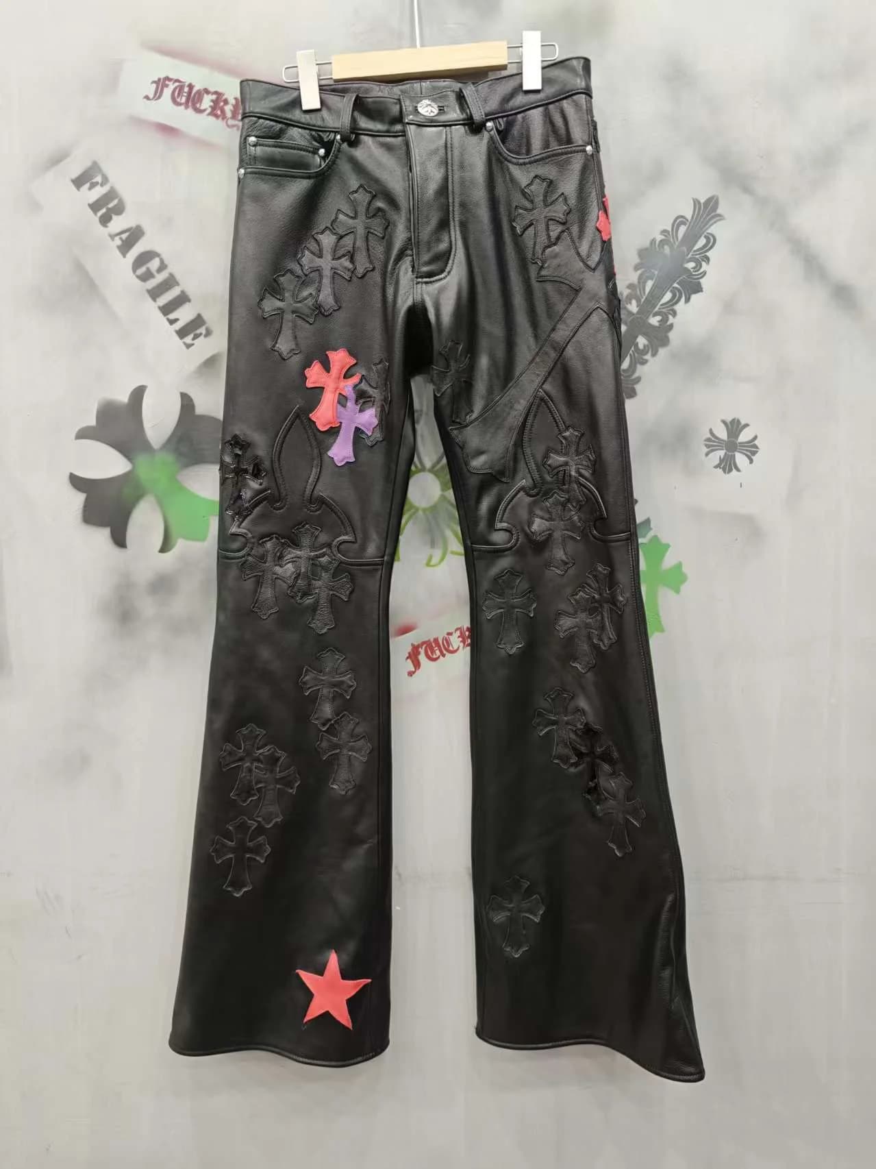 Черные кожаные брюки-клеш Chrome Hearts с разноцветными нашивками, вид спереди