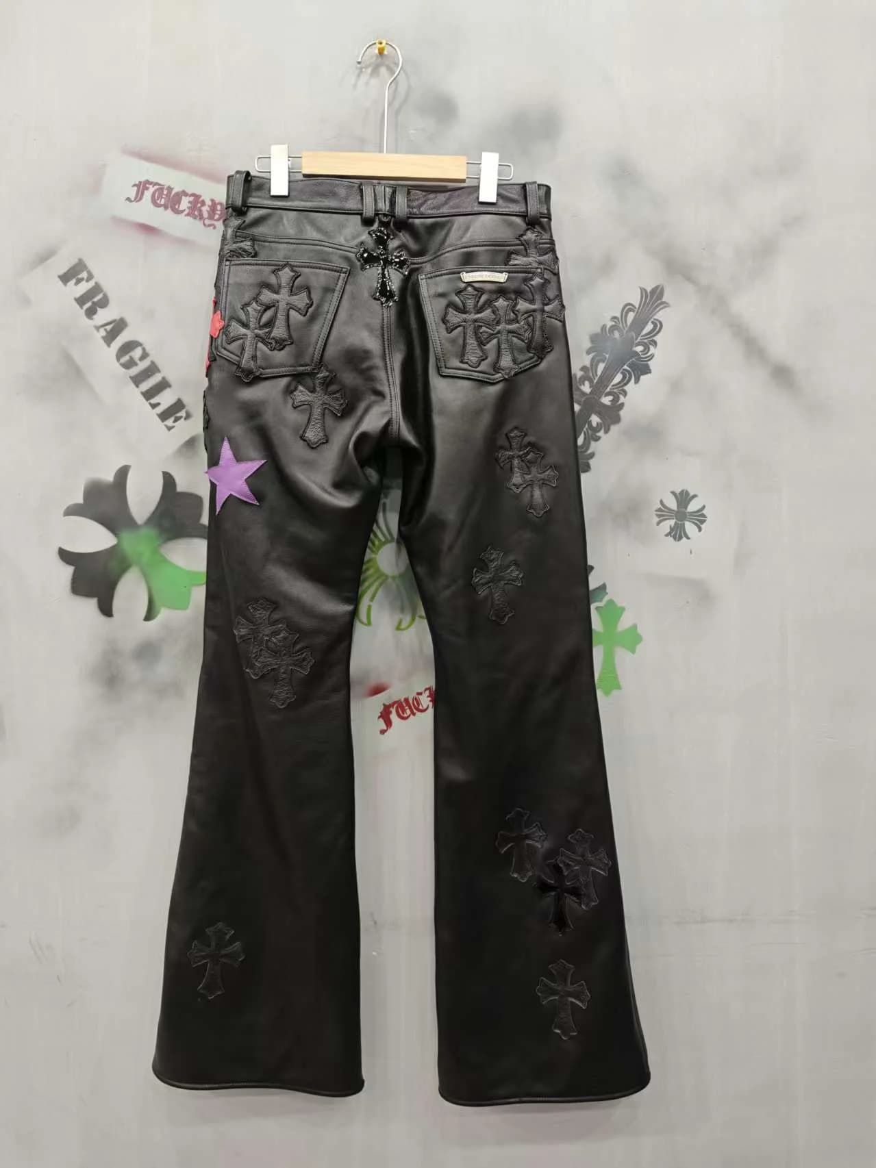 Черные кожаные брюки-клеш Chrome Hearts с разноцветными нашивками, вид сзади