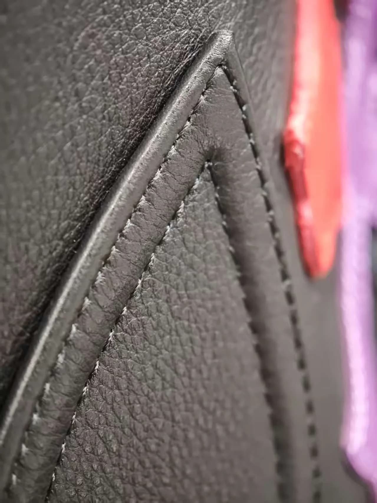 Деталь кожаной аппликации на брюках Chrome Hearts