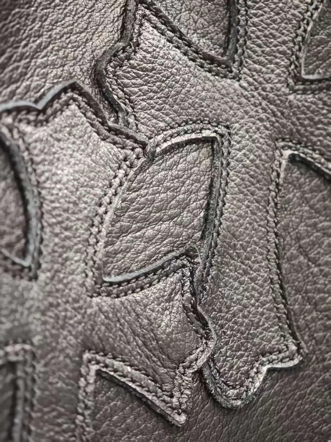 Крупный план кожаных нашивок в виде крестов на брюках Chrome Hearts