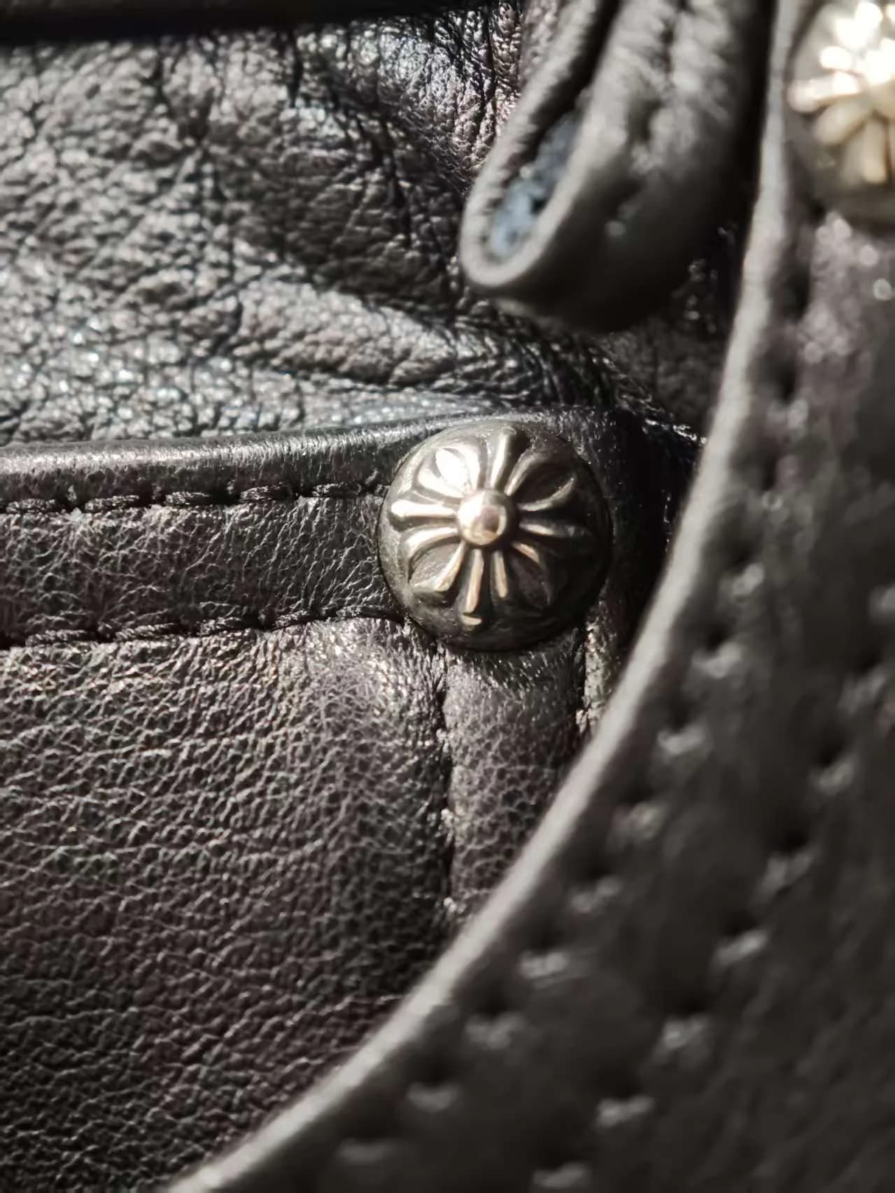 Металлическая заклепка с фирменным тиснением на кармане брюк Chrome Hearts