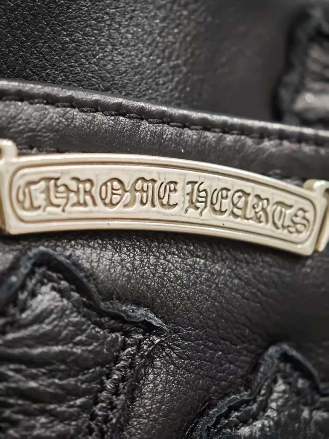 Металлическая пластина с гравировкой Chrome Hearts на заднем кармане брюк