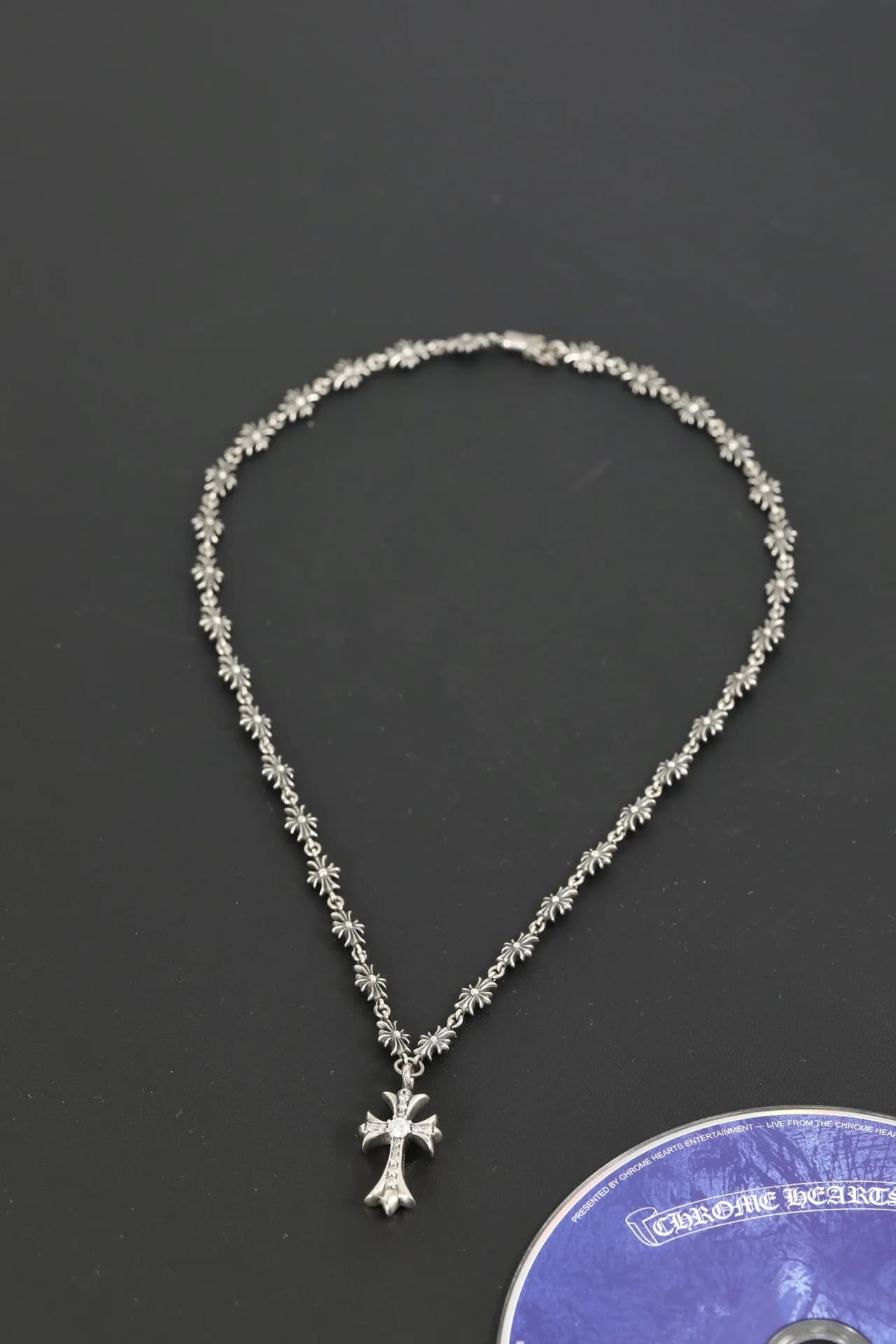 Серебряное колье Chrome Hearts с подвеской-крестом, общий вид