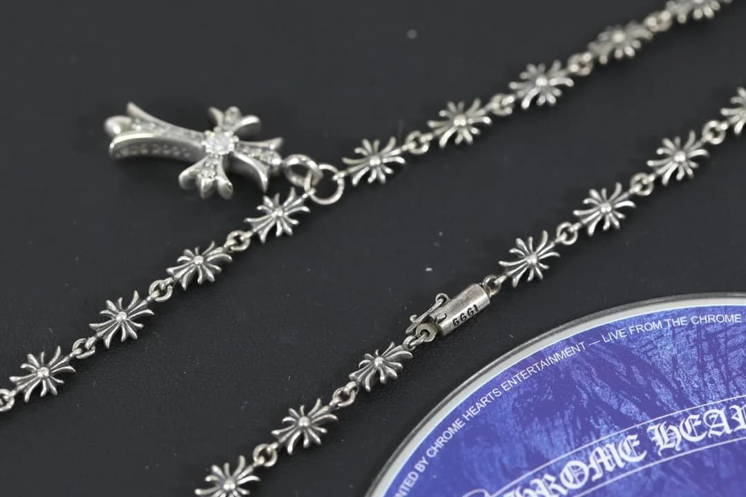 Коробчатый замок с гравировкой и подвеска серебряного колье Chrome Hearts