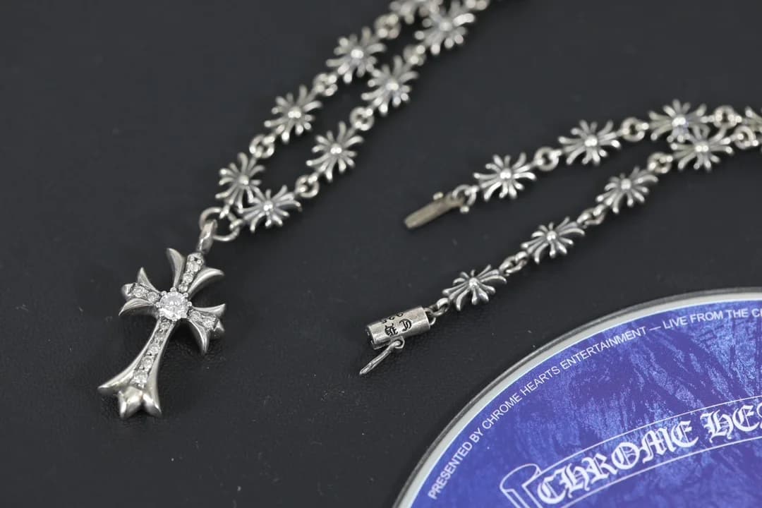 Колье Chrome Hearts из серебра 925 пробы с расстегнутым замком и кулоном