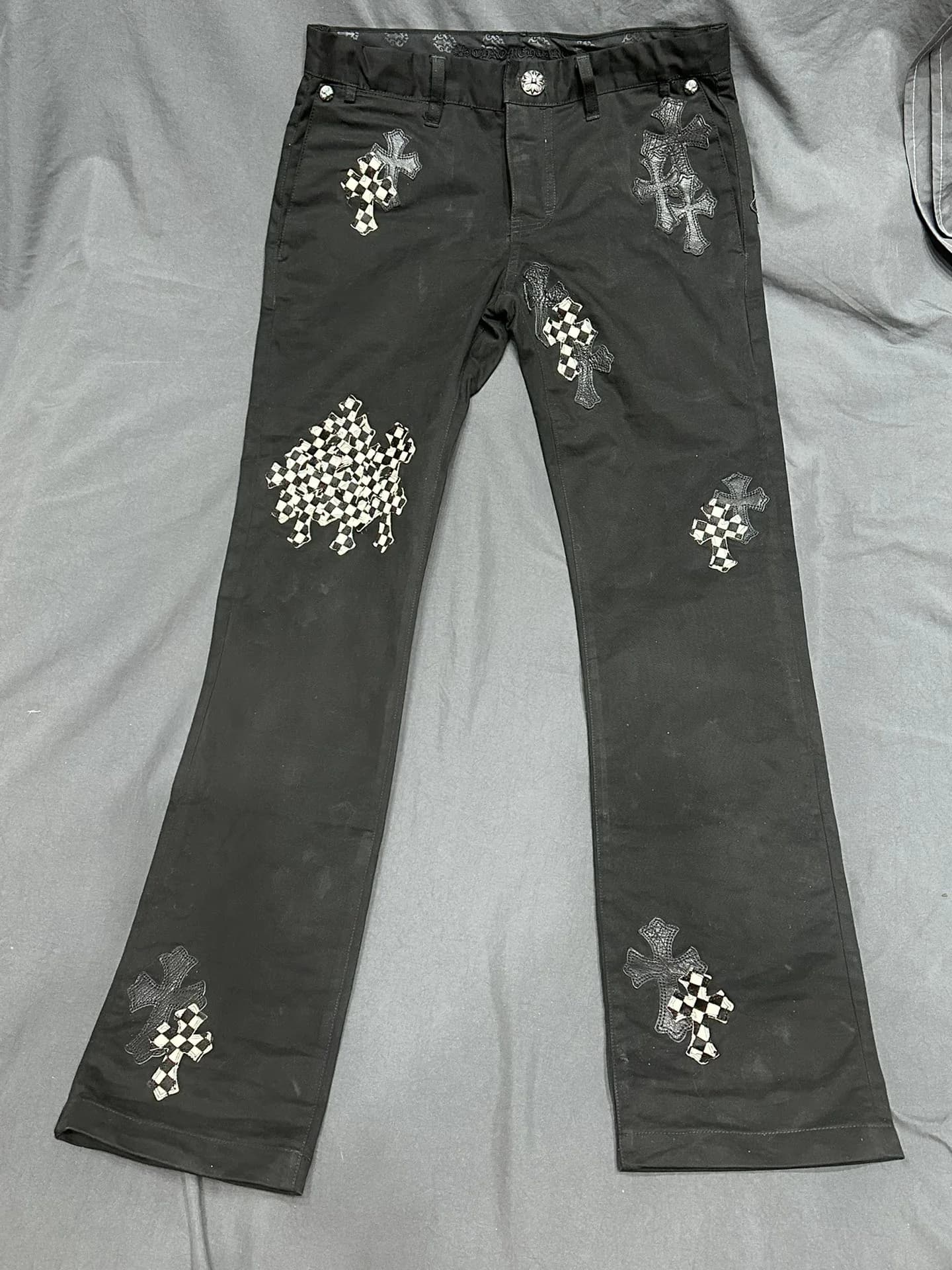 Черные джинсы Chrome Hearts с кожаными нашивками-крестами, вид спереди